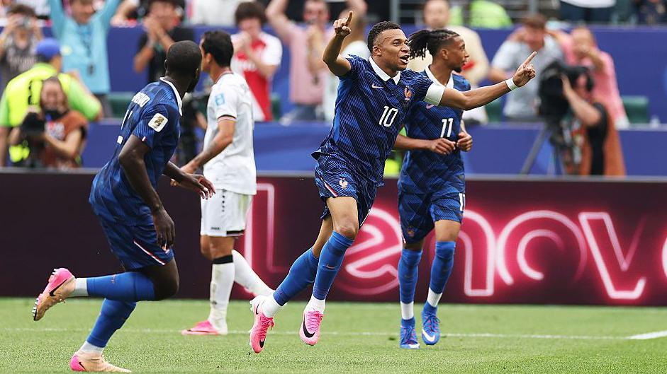 Mbappe anota un gol espectacular para darle la ventaja a Francia frente a Irak