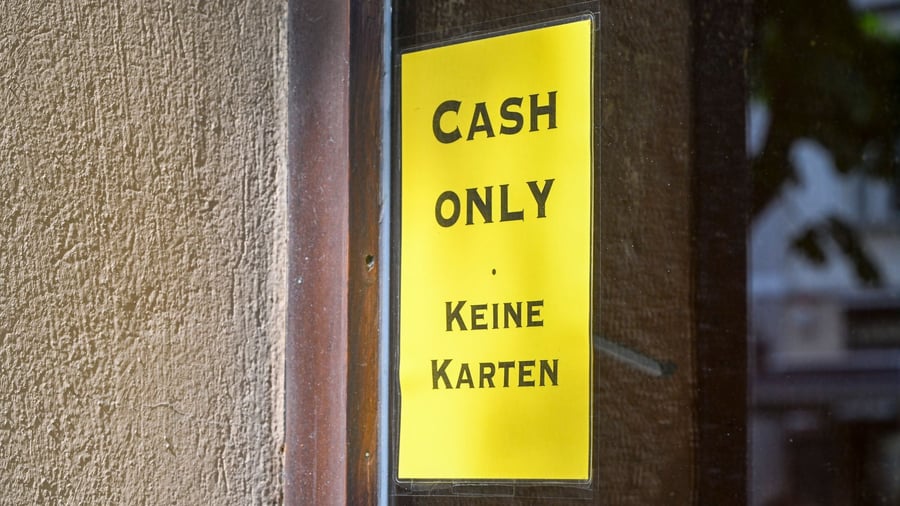 Mehr als die Hälfte der Erwachsenen in Deutschland scheitert beim bargeldlosen Bezahlen, SPD-Minister plant Regelung