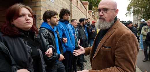 Menschenkette verhindert Teilnahme von AfD-Politiker Tillschneider an Gedenkveranstaltung in Halle