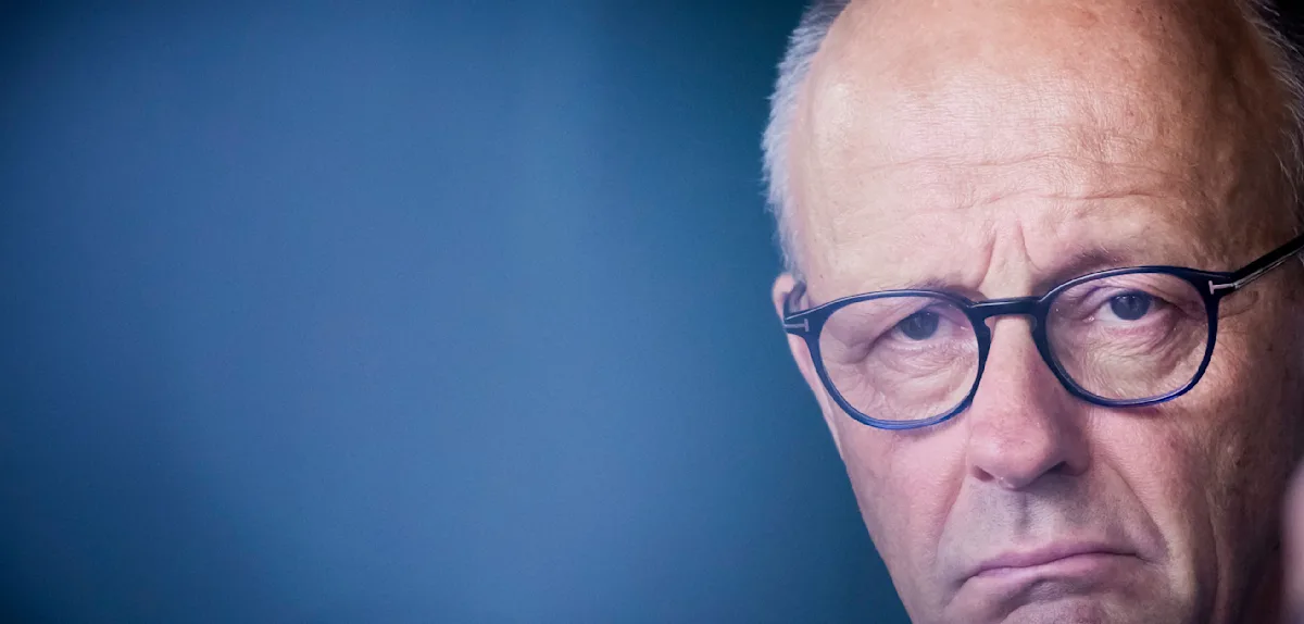 Merz bremst AfD-Verbotsverfahren, Wüst fordert Prüfung durch Arbeitsgruppe