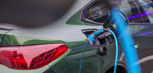 Merz kündigt Stromsteuersenkung an, Bedenken bei der Finanzierung