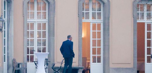 Merz sieht Kanzlerschaft als gescheitert, Gedenken an Hamas-Opfer und Insolvenz von Galeria prägen das Bild
