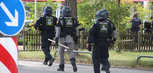 Mögliche Geiselnahme und Messerangriff in Regensburger Bankfiliale