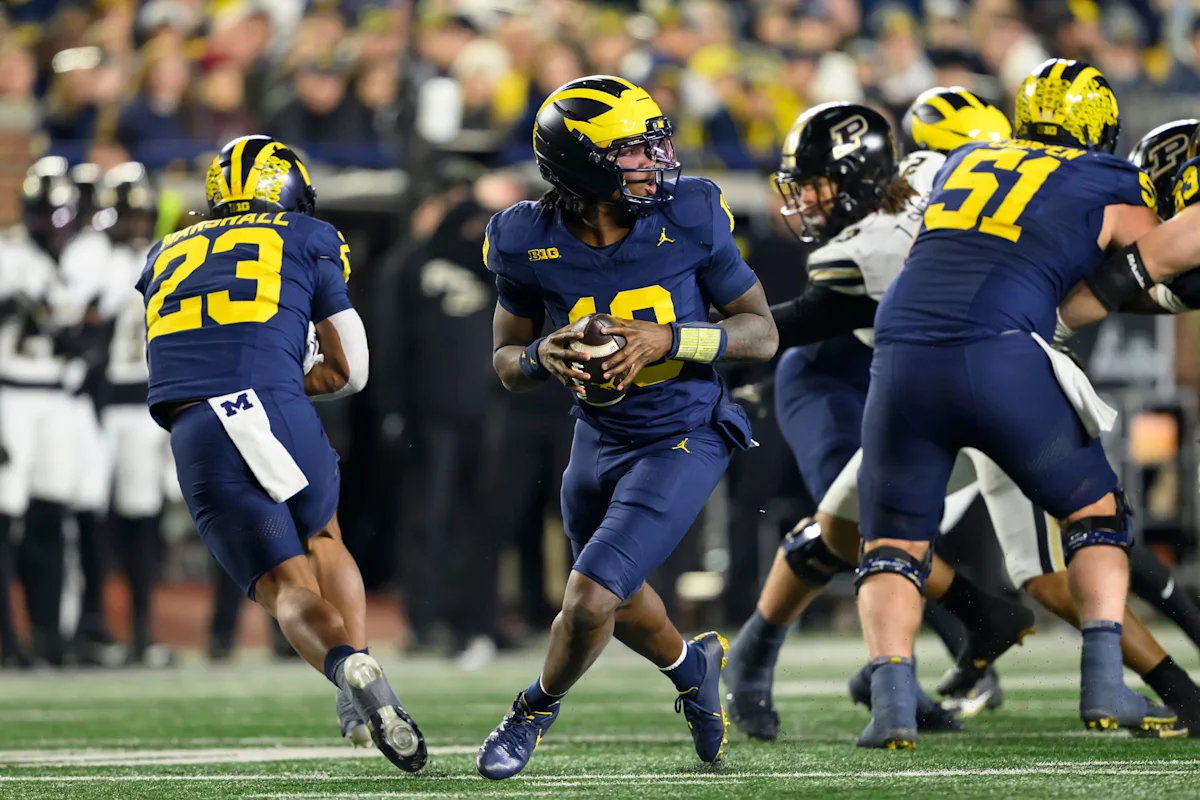 Michigan Football's Offense Aims for Unconventional Play