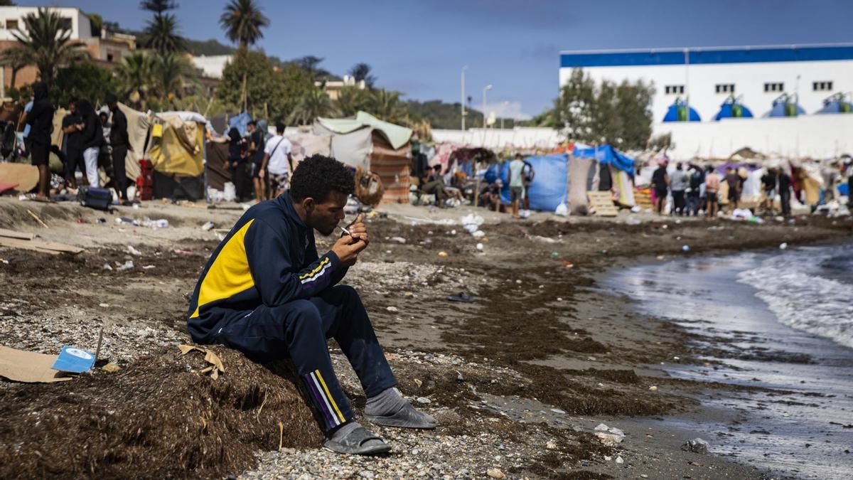 Migrantes varados en Ceuta tras superar la capacidad del campamento