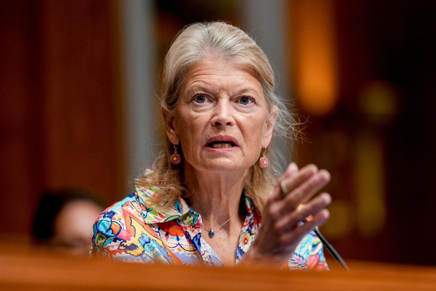 Murkowski Backs Democrat in Alaska Governor’s Race, Citing Bipartisanship