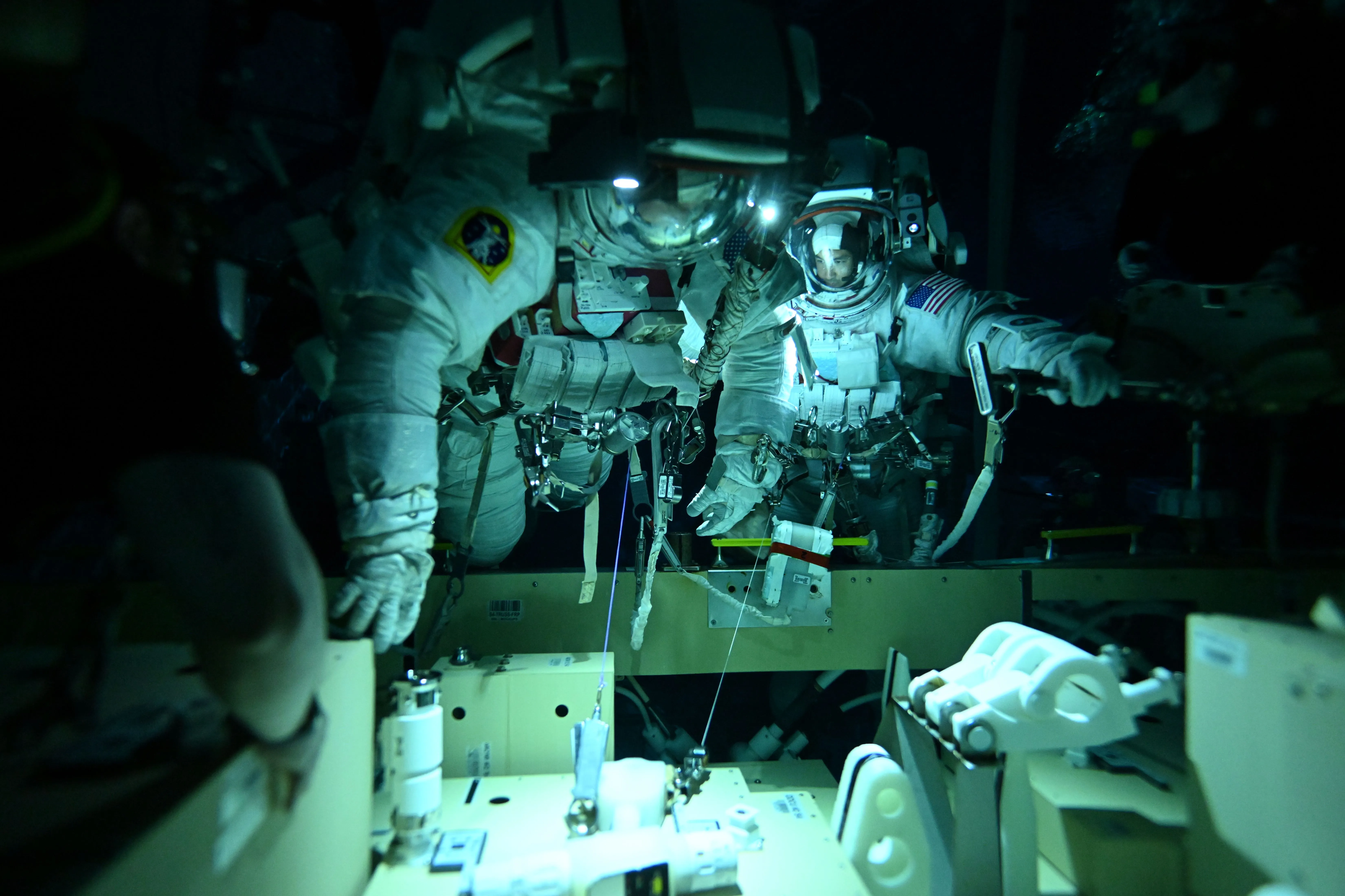 Empleado de la NASA prepara a los astronautas para misiones lunares