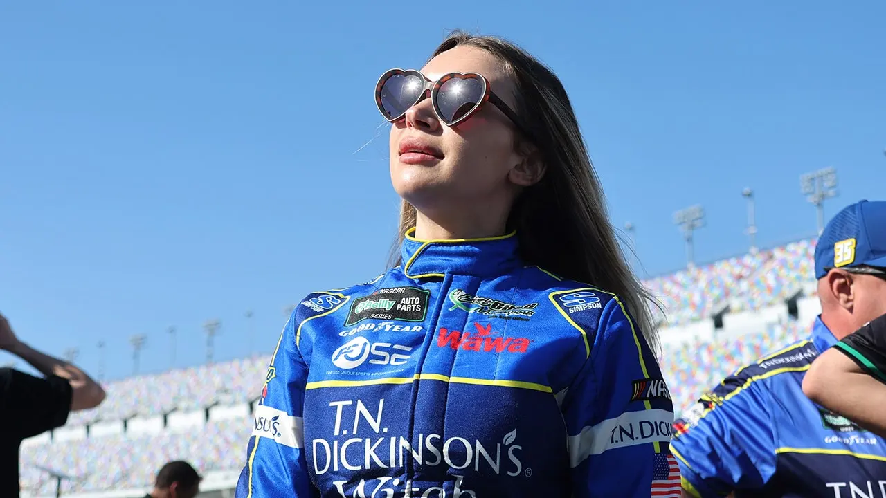 NASCAR ड्राइवर डेकर ने ज्वेलरी ब्रांड के साथ साझेदारी की