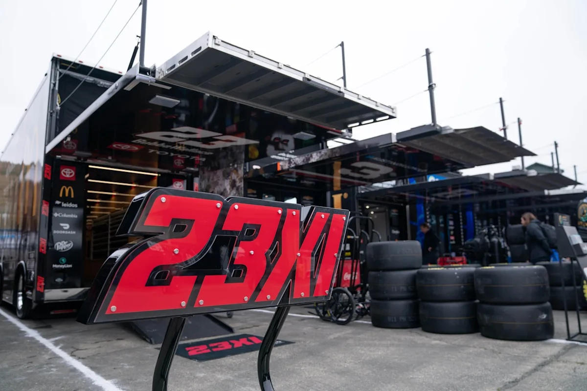 NASCAR suspendiert 23XI-Mitarbeiterin Evanna Howell nach Golfwagen-Vorfall