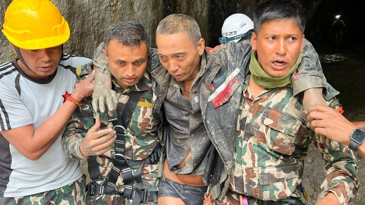 Nepal: Zwei weitere Überlebende nach Sturzflut gerettet, über 5.000 Menschen vermisst