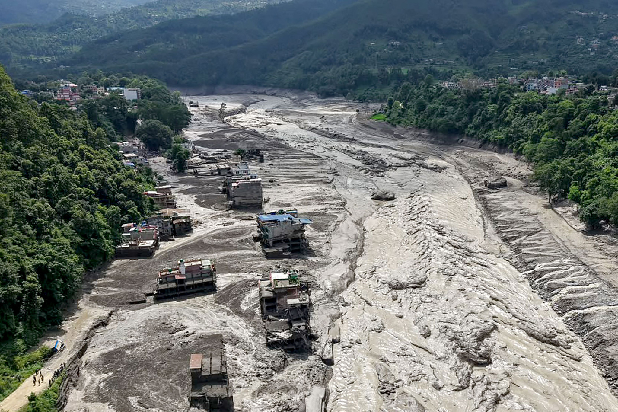 Nepalische Sturzflut fordert über 1300 Vermisste, Ursache noch unklar