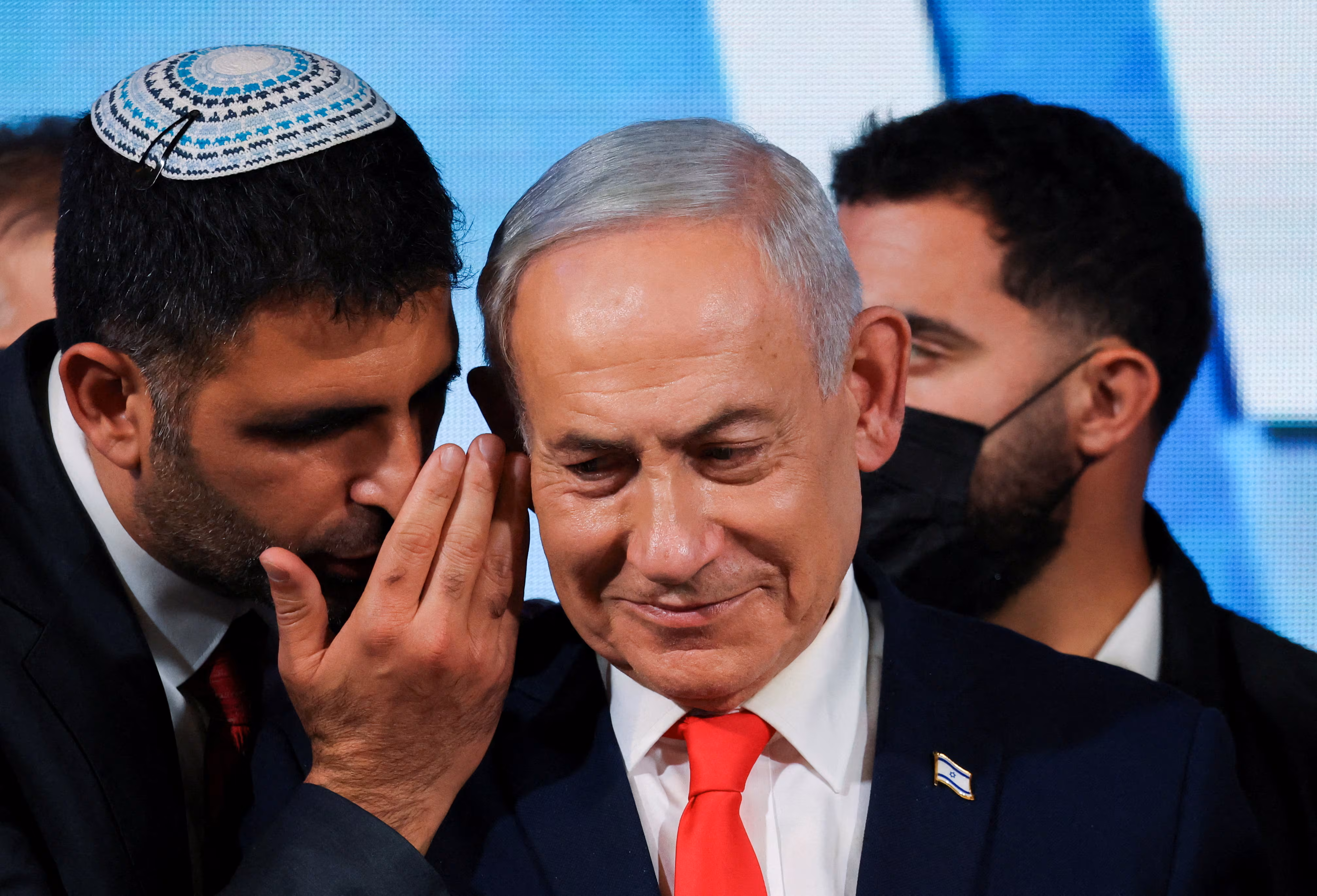 Netanyahu enfrenta una derrota electoral, pero mantiene opciones para permanecer en el poder