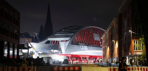 Neue Sternbrücke in Hamburg angekommen und wird abgesenkt