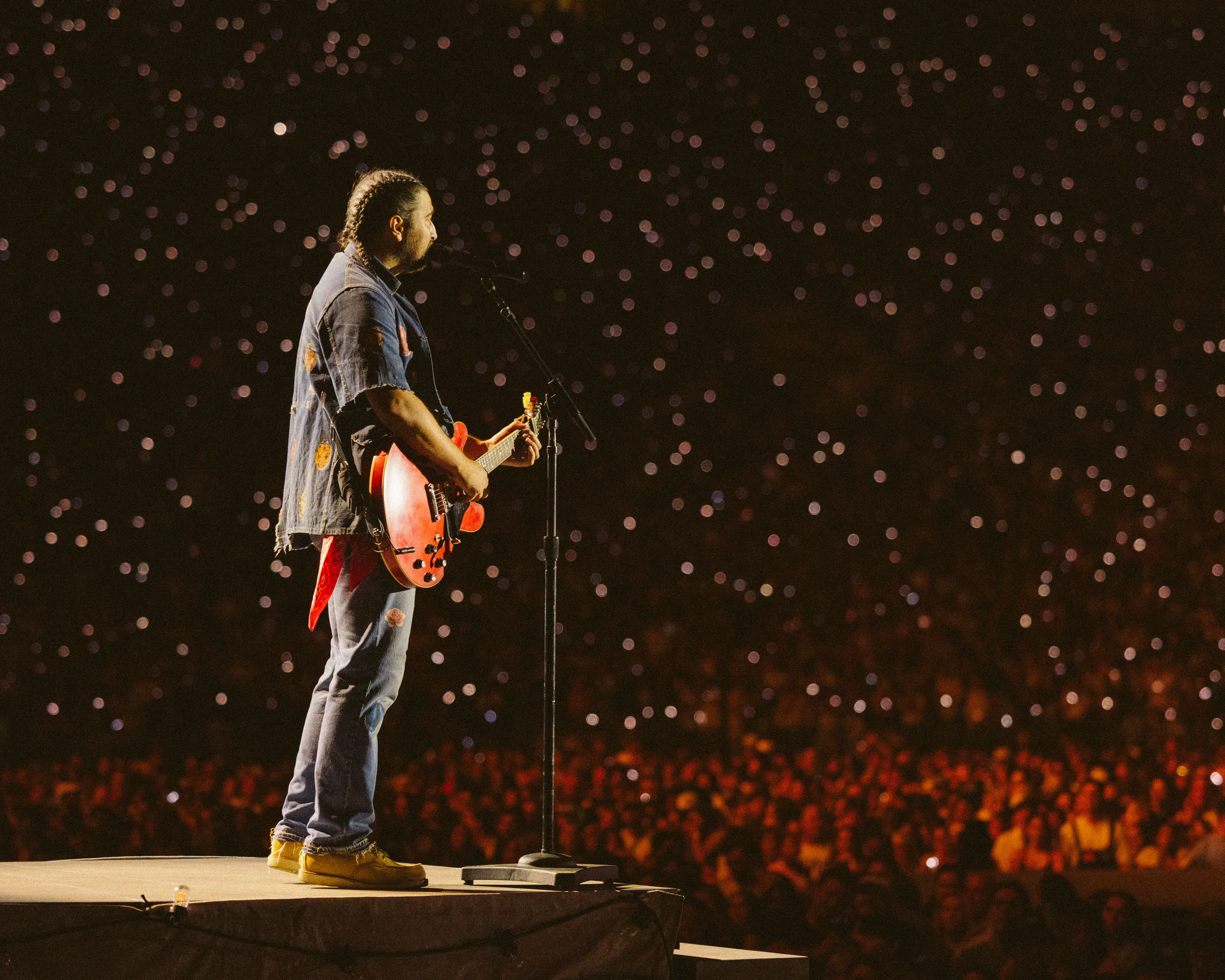 Noah Kahan Performs at Sold-Out Rose Bowl Stadium