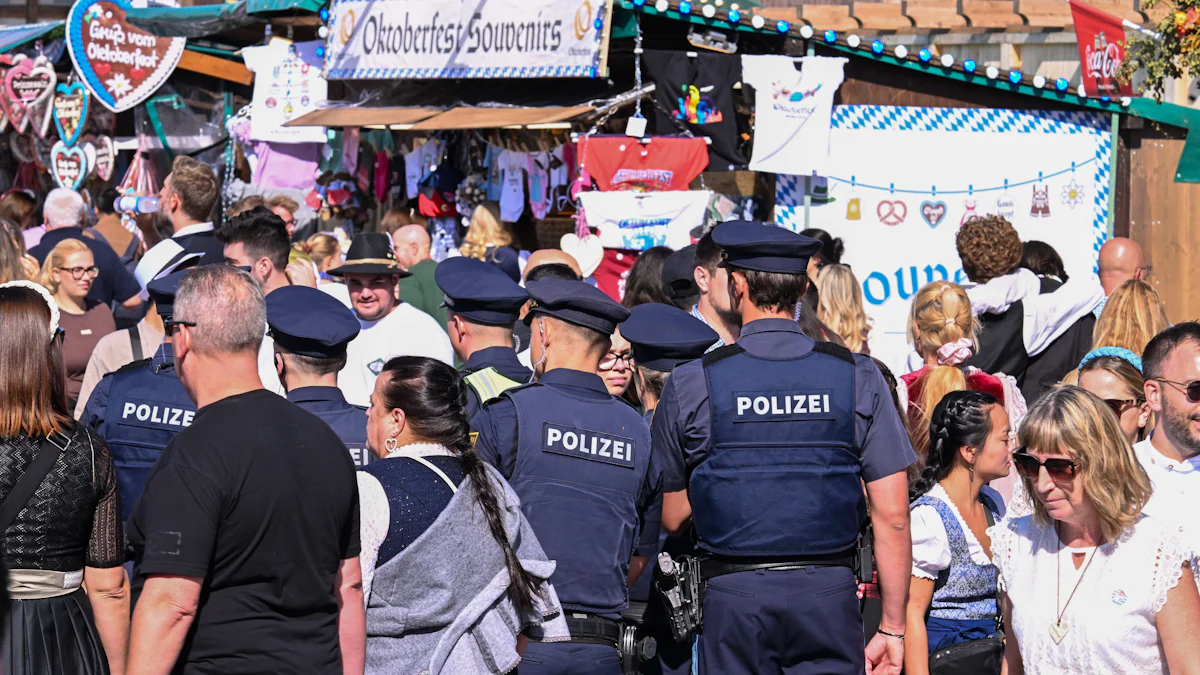 Oktoberfest: Sicherheitsmitarbeiter wirft Gast zu Boden – Polizei ermittelt