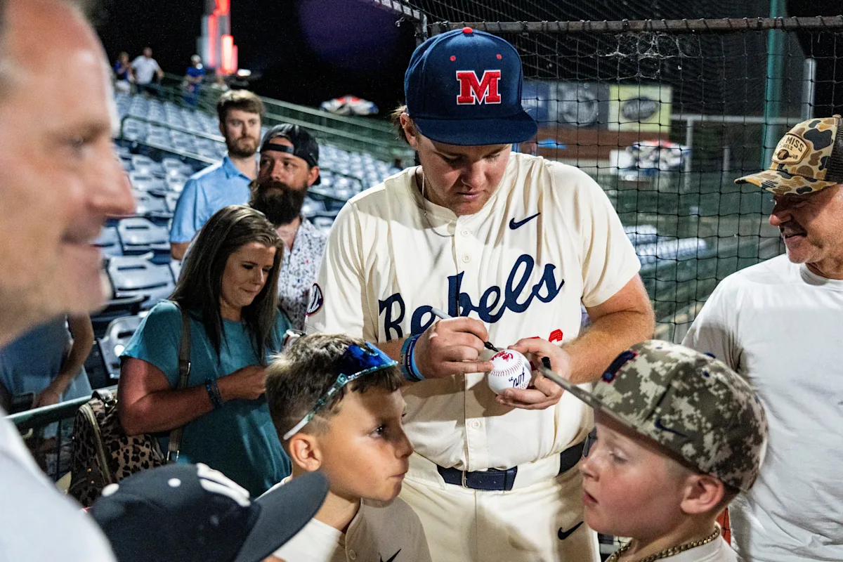 El primera base de Ole Miss, Will Furniss, llega a la College World Series en Omaha