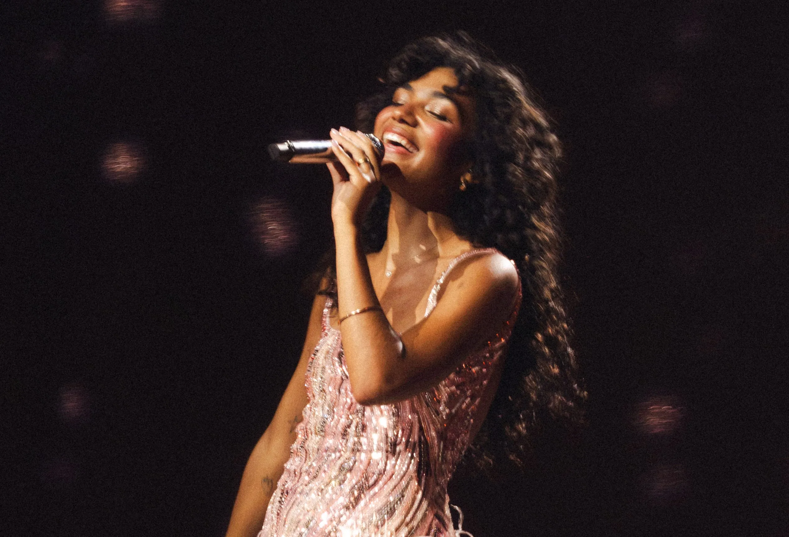 Olivia Dean's Arena Tour Begins Successfully in Los Angeles