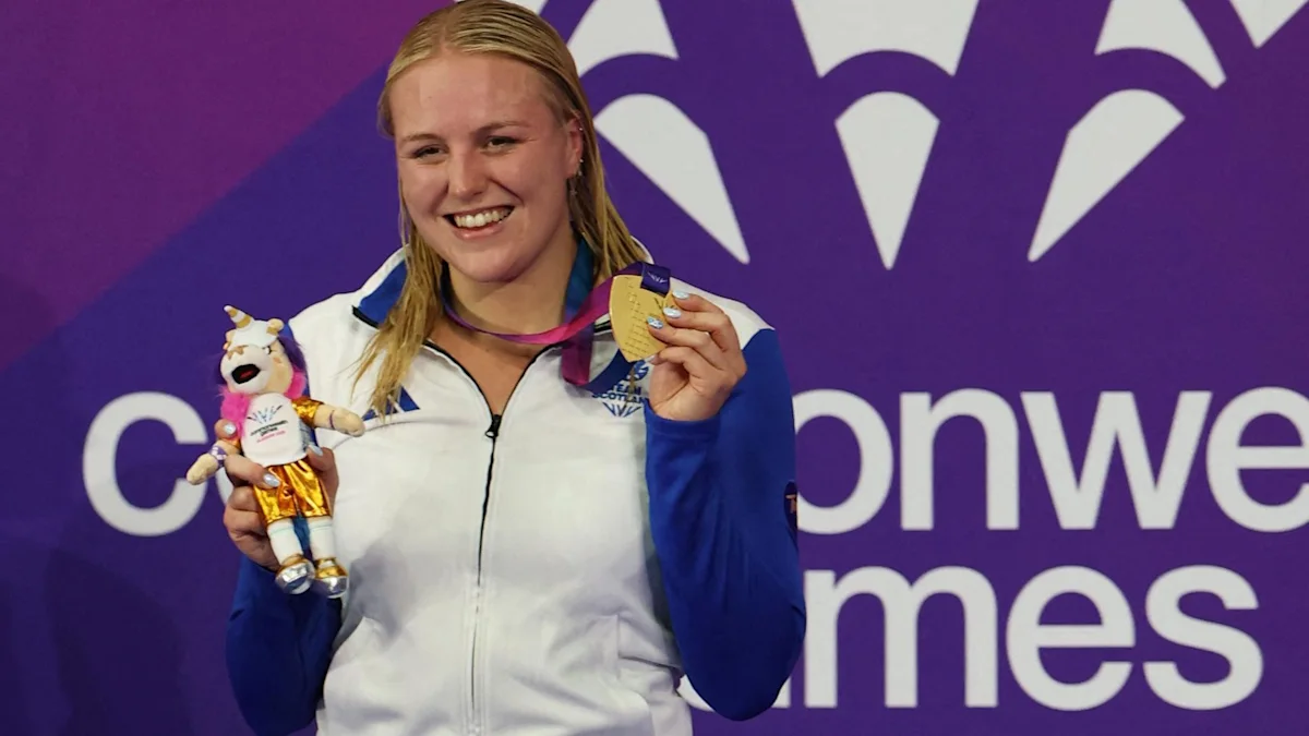 Para-Schwimmerin Faye Rogers startet bei Rennen mit Nicht-Behinderten
