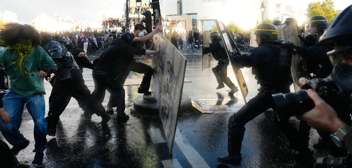 Paris geht auf Schülerforderungen ein, Justiz wirft Polizisten gewaltsame Verstümmelung vor