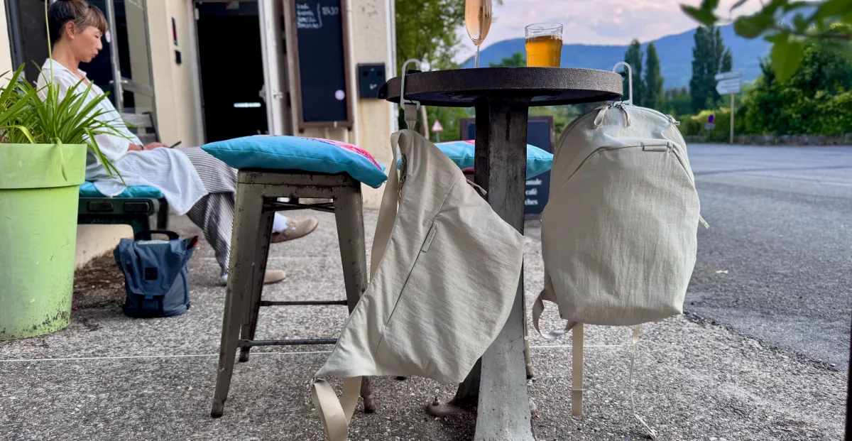 Neue Taschen von Peak Design verfügen über innovative Tischhaken