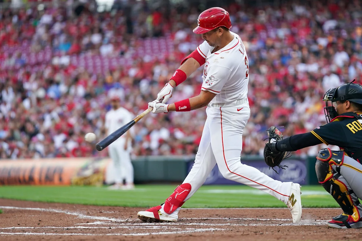 Pirates Fall to Reds as Lowe Beats Relay