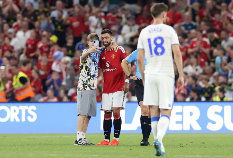 Feldstürmer unterbrechen Freundschaftsspiel von Man Utd für Selfies