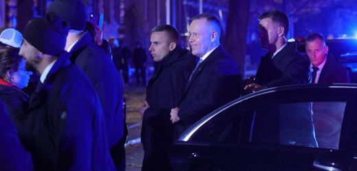 Polens Verfassungsgericht im Machtkampf: Präsident Nawrocki bricht Reise ab und dringt ins Gebäude ein