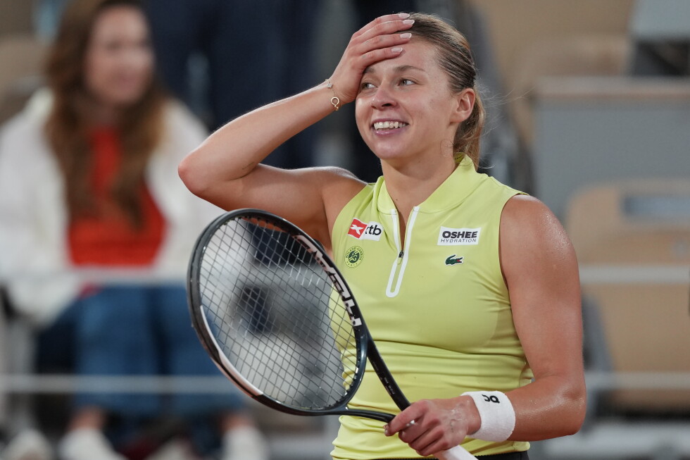 Polish qualifier Maja Chwalinska reaches French Open final