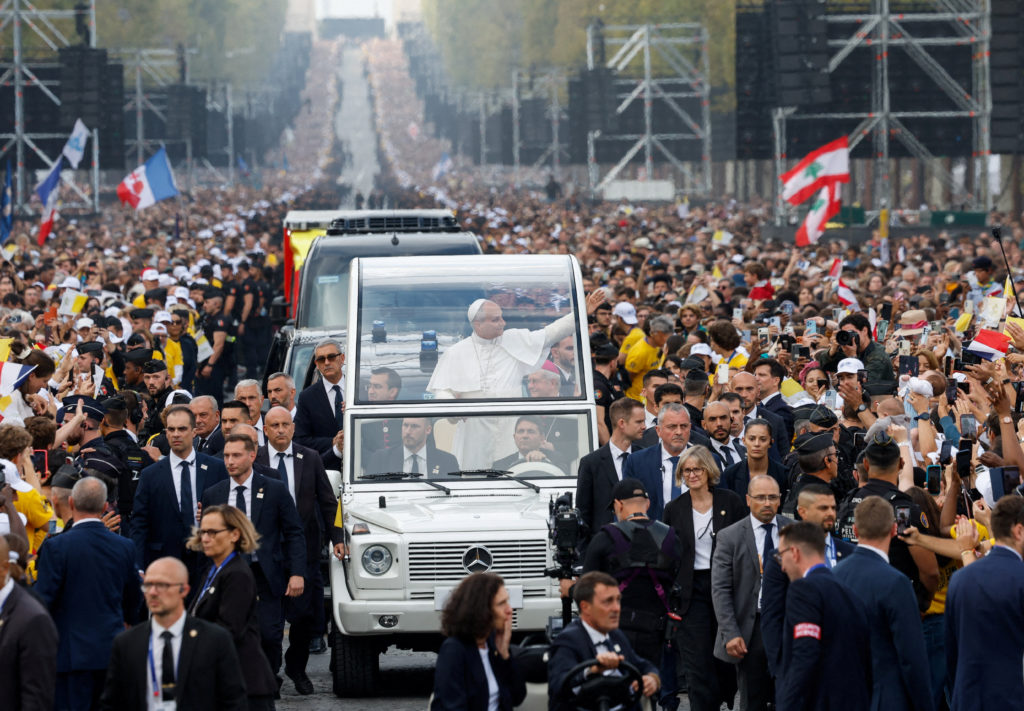 Papst Leo XIV. feiert Messe in Paris vor 800.000 Menschen
