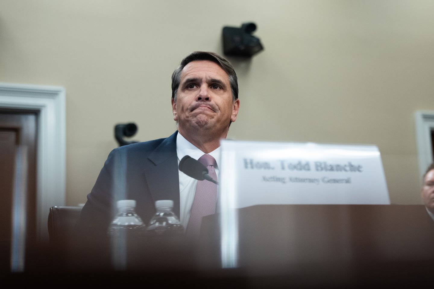 El presidente Trump nombra a Todd Blanche como Fiscal General en medio de la controversia del fondo del DOJ