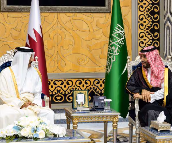 El emir de Qatar discute la diplomacia regional con el presidente Donald Trump en una llamada telefónica