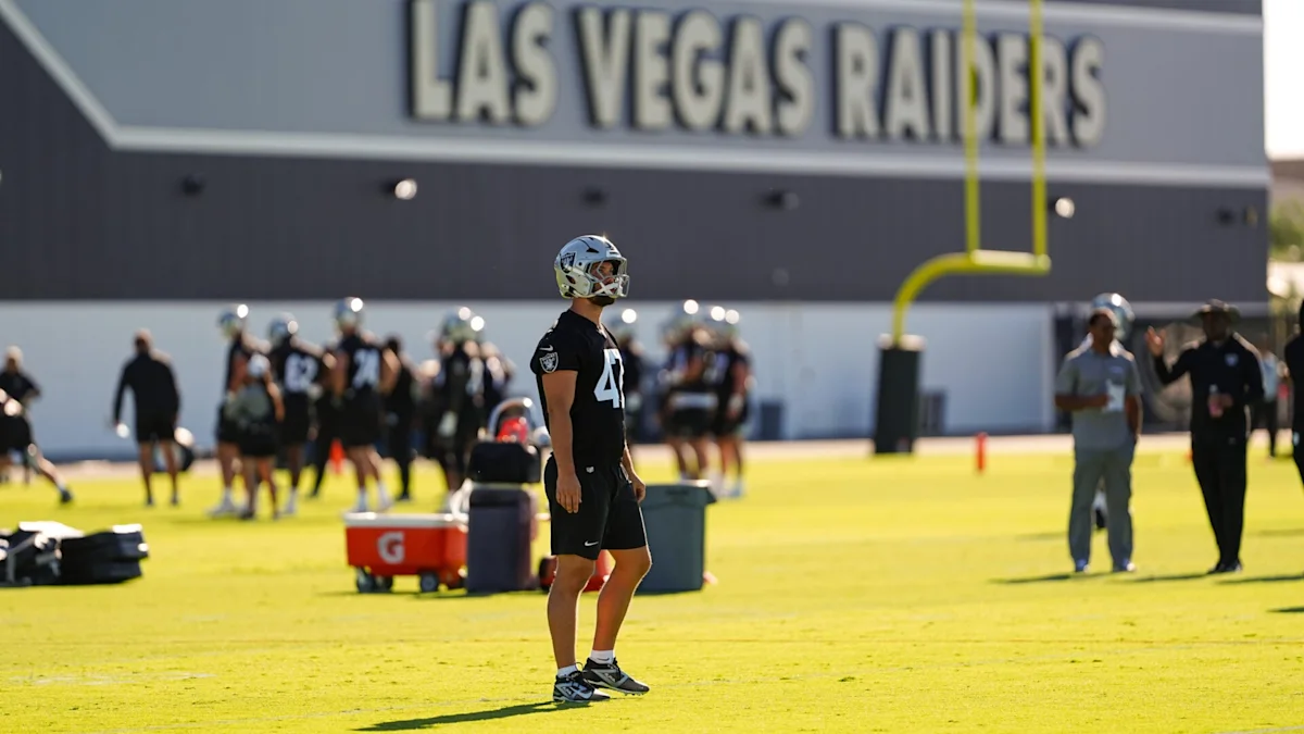 El propietario de los Raiders, Davis, aborda el debate sobre el césped en la NFL