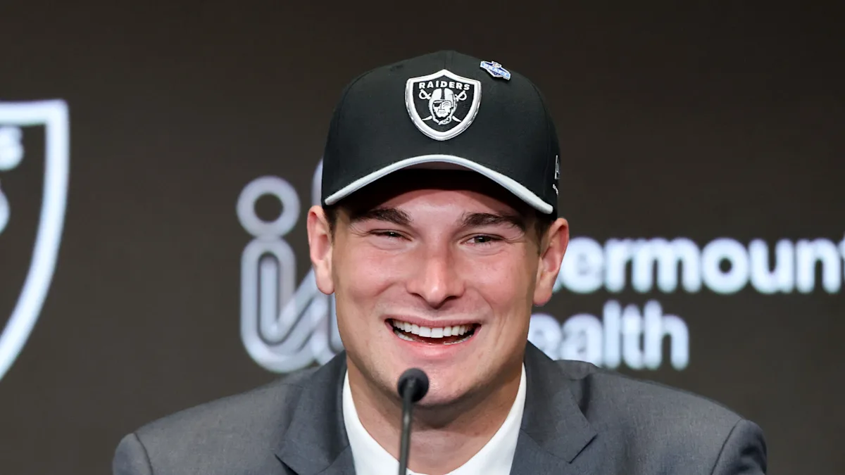 Los Raiders Fichan al Novato Fernando Mendoza con un Contrato de Cuatro Años
