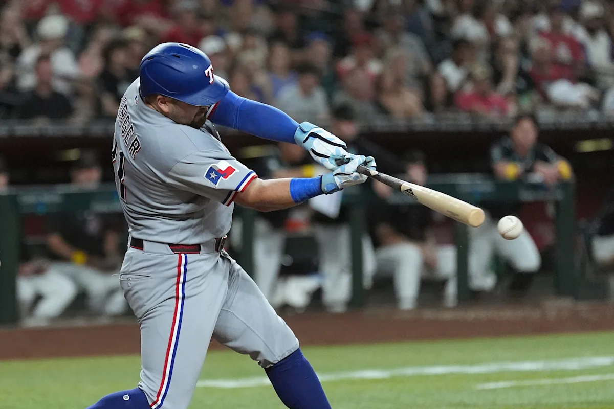 Rangers Beat Diamondbacks 6-2, Stay in Playoff Hunt