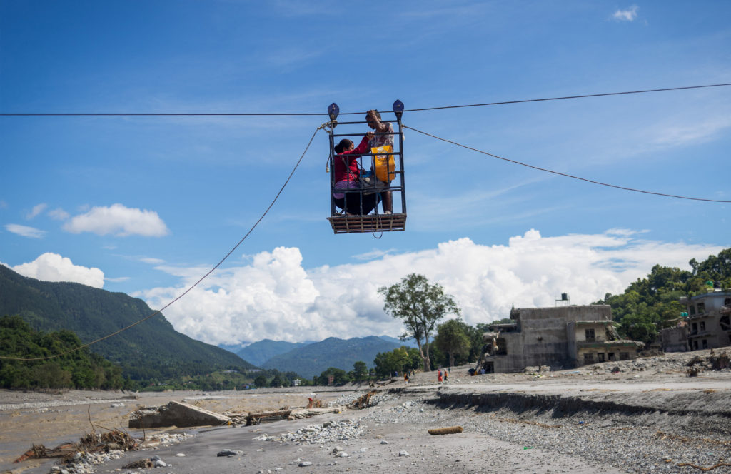 Rescatistas en Nepal Recuperan Sobrevivientes de los Escombros de las Inundaciones, Miles Permanecen Desaparecidos