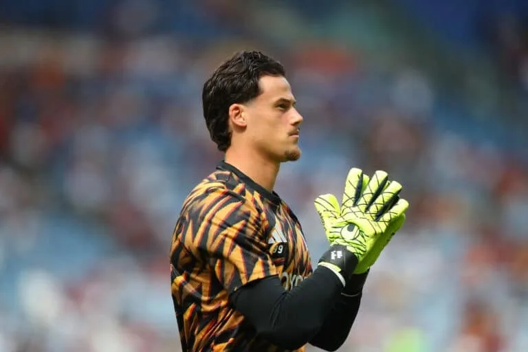 Roma Goalkeeper Svilar Rejects Juventus Advance