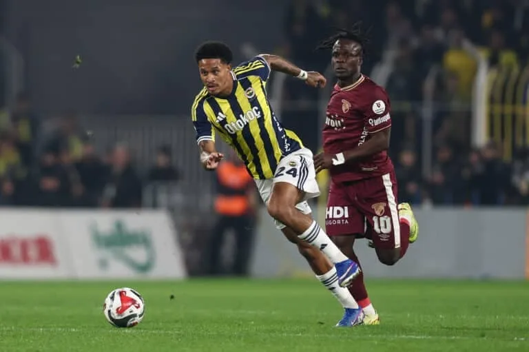 Roma Persigue al Defensa del Fenerbahce, Oosterwolde