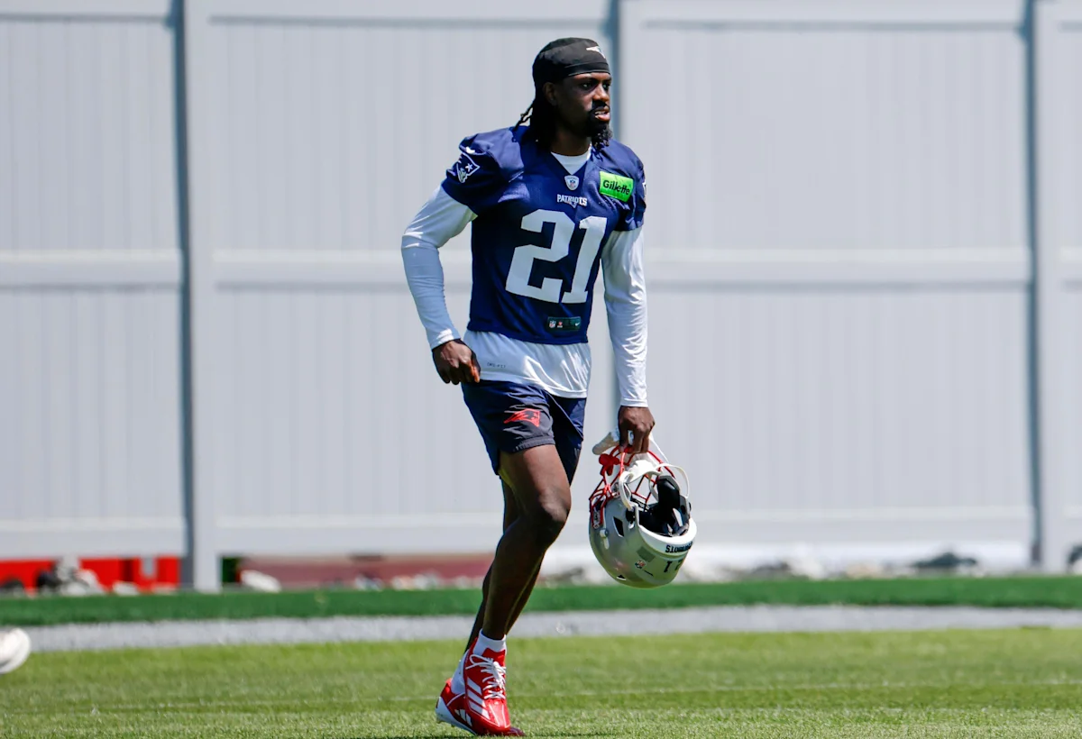 Rookie Cornerback Karon Prunty Studies Christian Gonzalez
