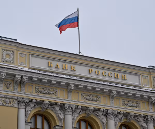 Руснаци теглят милиарди от банките на фона на опасения за военната икономика