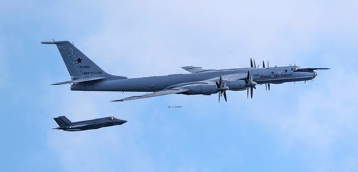 Russisches Aufklärungsflugzeug und britische Kampfjets im Nordmeer