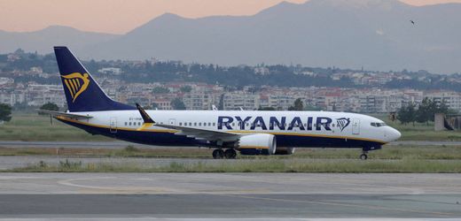 Ryanair-Flugzeug mit gebrochener Fensterscheibe kehrt zurück: Passagier teilweise aus dem Flugzeug gezogen