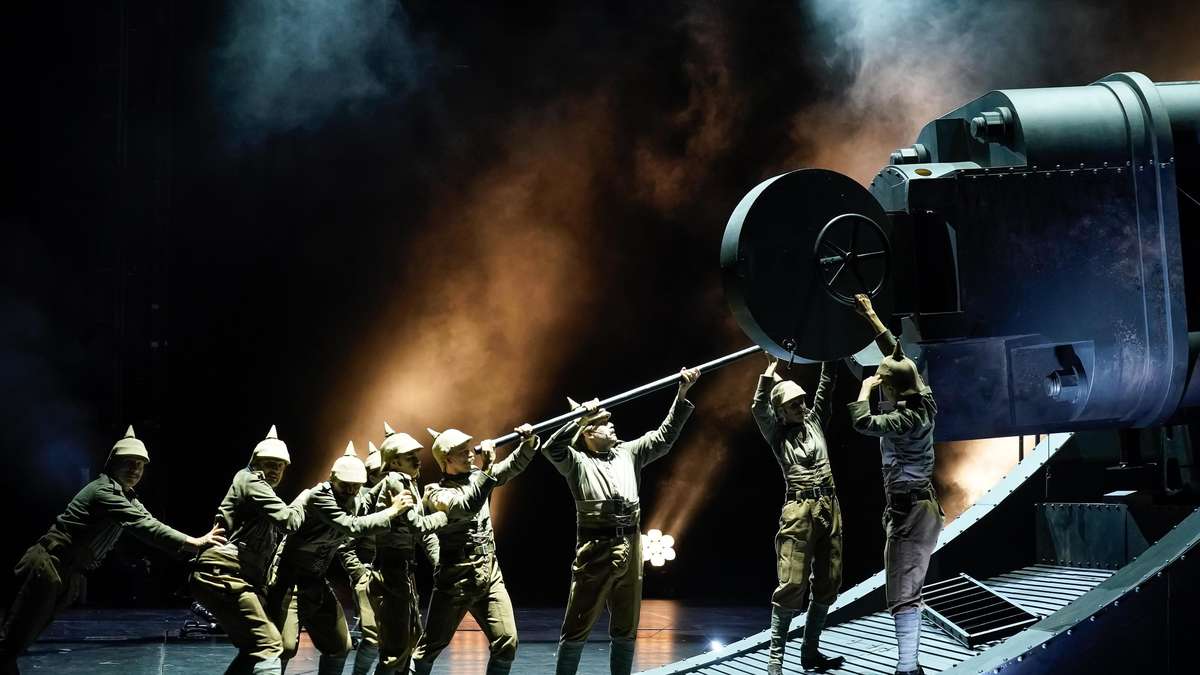 Schauspiel Frankfurt eröffnet Spielzeit mit antikriegerischer Inszenierung von „Schwejk“ und paralleler Abgeordnetenhauswahl in Berlin
