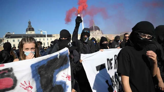 Schülerproteste in Frankreich erreichen neuen Höhepunkt, Macron beruft Krisensitzung ein