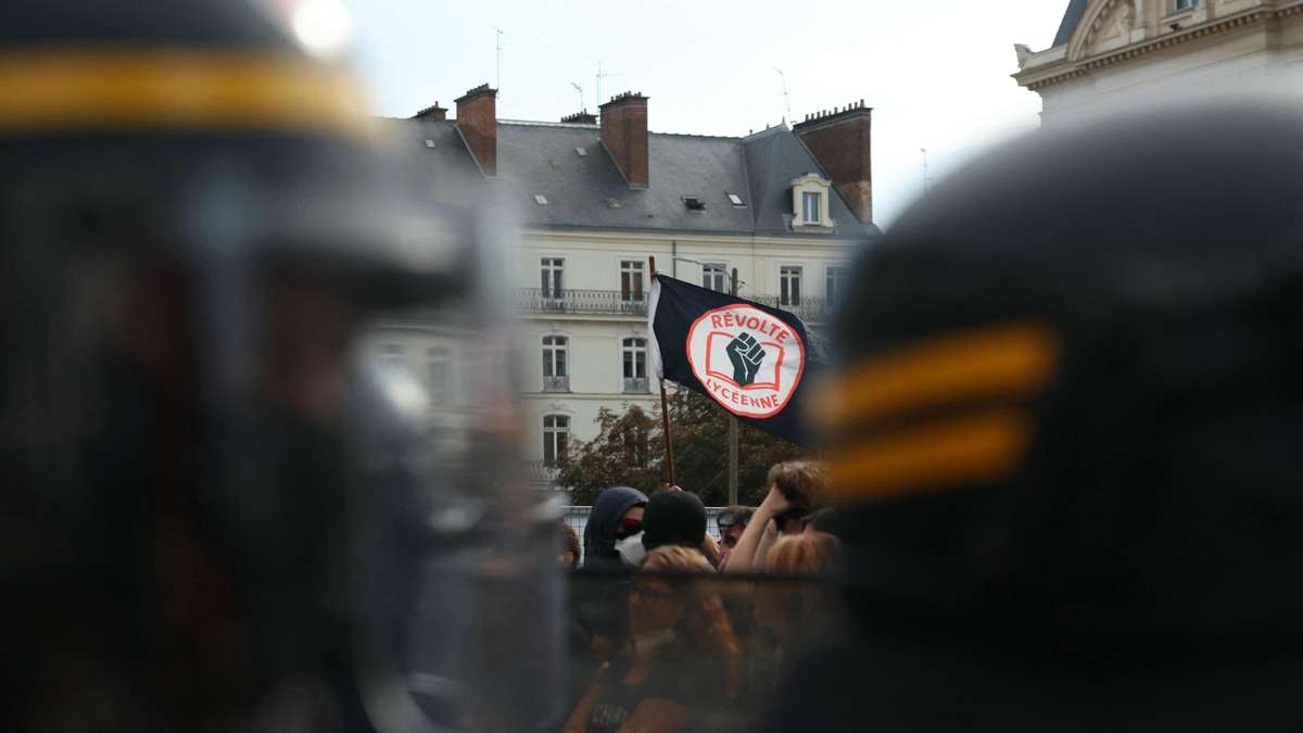 Schülerproteste in Frankreich eskalieren: Landesweite Blockaden und Auseinandersetzungen mit der Polizei