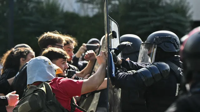 Schülerproteste in Frankreich weiten sich aus, Über 5.000 Festnahmen und zunehmende Gewalt