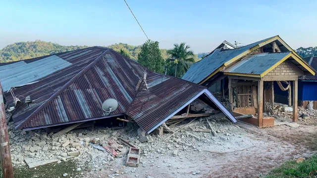 Schweres Erdbeben der Stärke 7,7 erschüttert indonesische Insel Flores