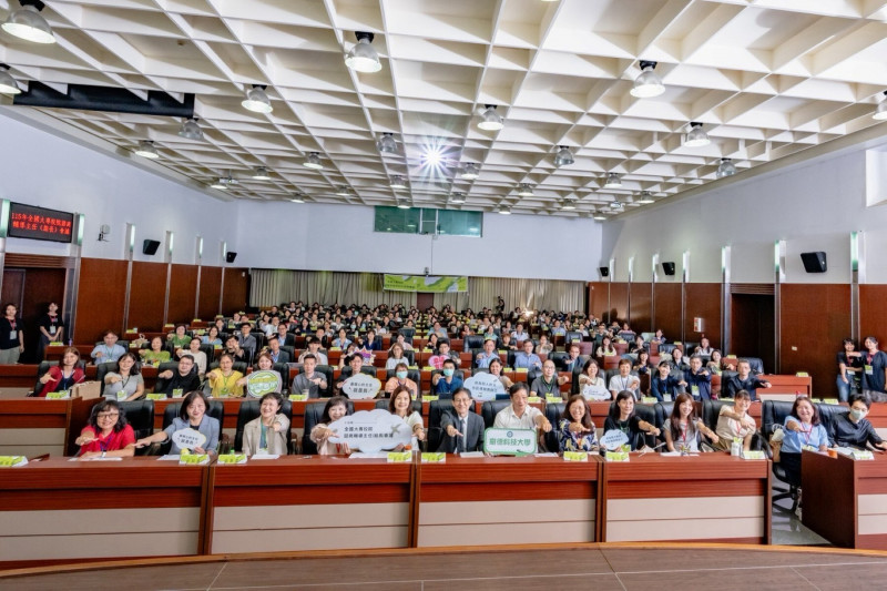 大學推SEL課程、陳幸妤申請商標、藝人讓座引關注，台東選舉起跑
