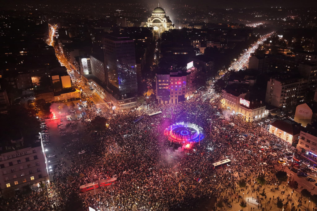 Cae el gobierno de Serbia tras protestas lideradas por estudiantes