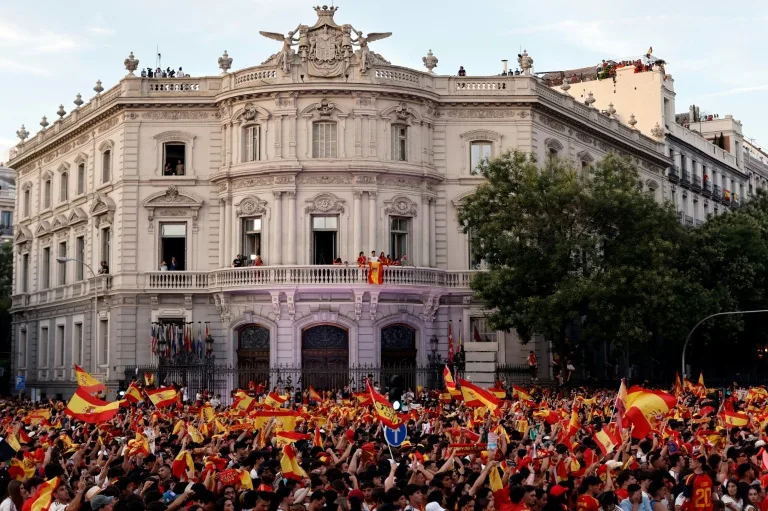 España Celebra la Victoria en el Mundial con un Masivo Desfile en Madrid
