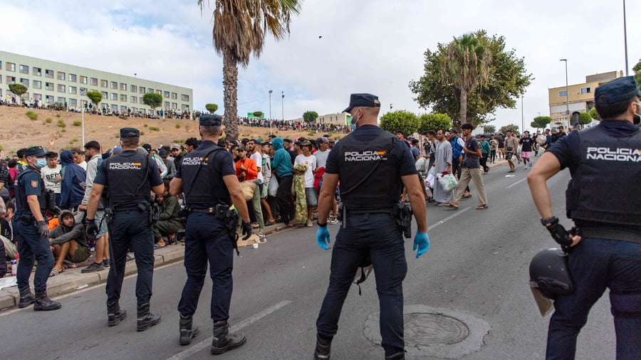 Spanische Regierung übernimmt Kontrolle über Hafen von Ceuta im Streit um Migrantenunterkünfte
